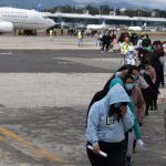 Ciudadanos guatemaltecos descienden de un avión proveniente de Estados Unidos este jueves, en la Fuerza Aérea de Guatemala (Guatemala). EFE/ David Toro