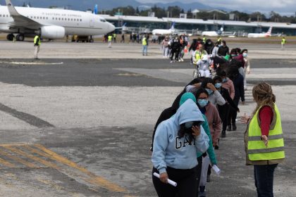 Ciudadanos guatemaltecos descienden de un avión proveniente de Estados Unidos este jueves, en la Fuerza Aérea de Guatemala (Guatemala). EFE/ David Toro