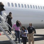 Salvadoreños deportados de Estados Unidos bajan de un avion fletado en el aeropuerto internacional de San Salvador (El Salvador). Imagen de archivo. EFE/Roberto Escobar