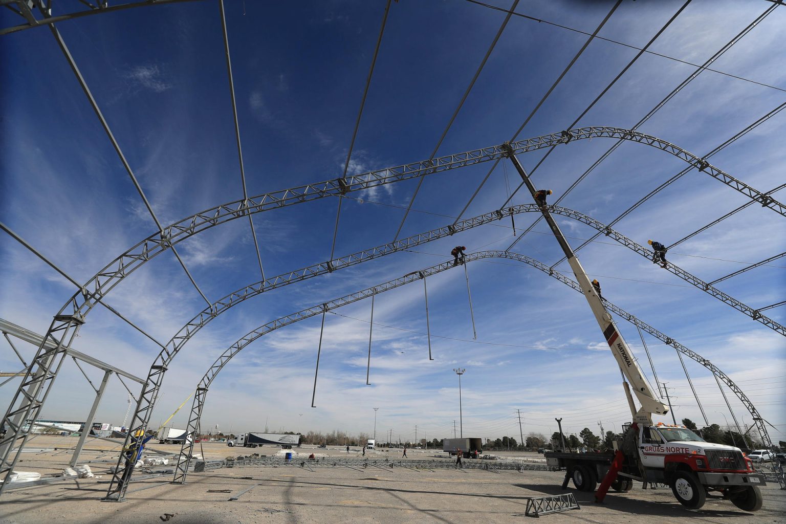 Personas instalan carpas para migrantes deportados este miércoles, en Ciudad Juárez, Chihuahua (México). EFE/ Luis Torres