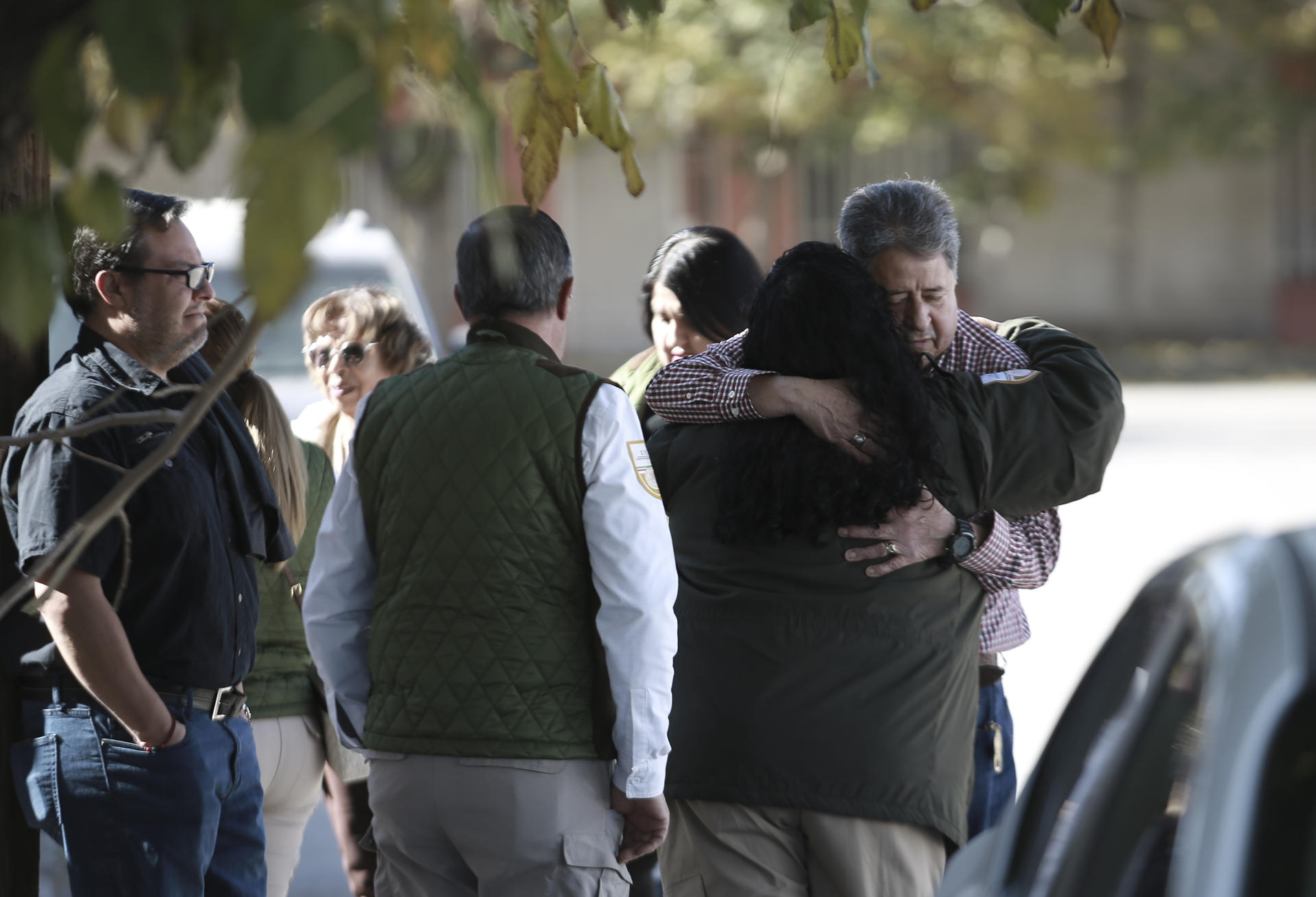 Familiares y amigos del agente Luis Alberto Olivas, quien presuntamente fue privado de la vida por dos migrantes extranjeros, acudieron a darle el último adiós en una funeraria de la fronteriza Ciudad Juárez (México). EFE/ Luis Torres
