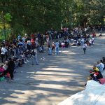 Personas hacen fila para resolver su situación migratoria este miércoles, en Tapachula en el estado de Chiapas (México). EFE/ Juan Manuel Blanco