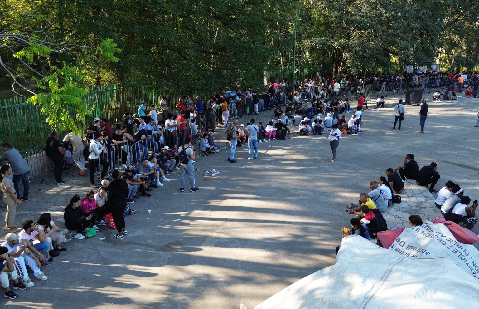 Personas hacen fila para resolver su situación migratoria este miércoles, en Tapachula en el estado de Chiapas (México). EFE/ Juan Manuel Blanco