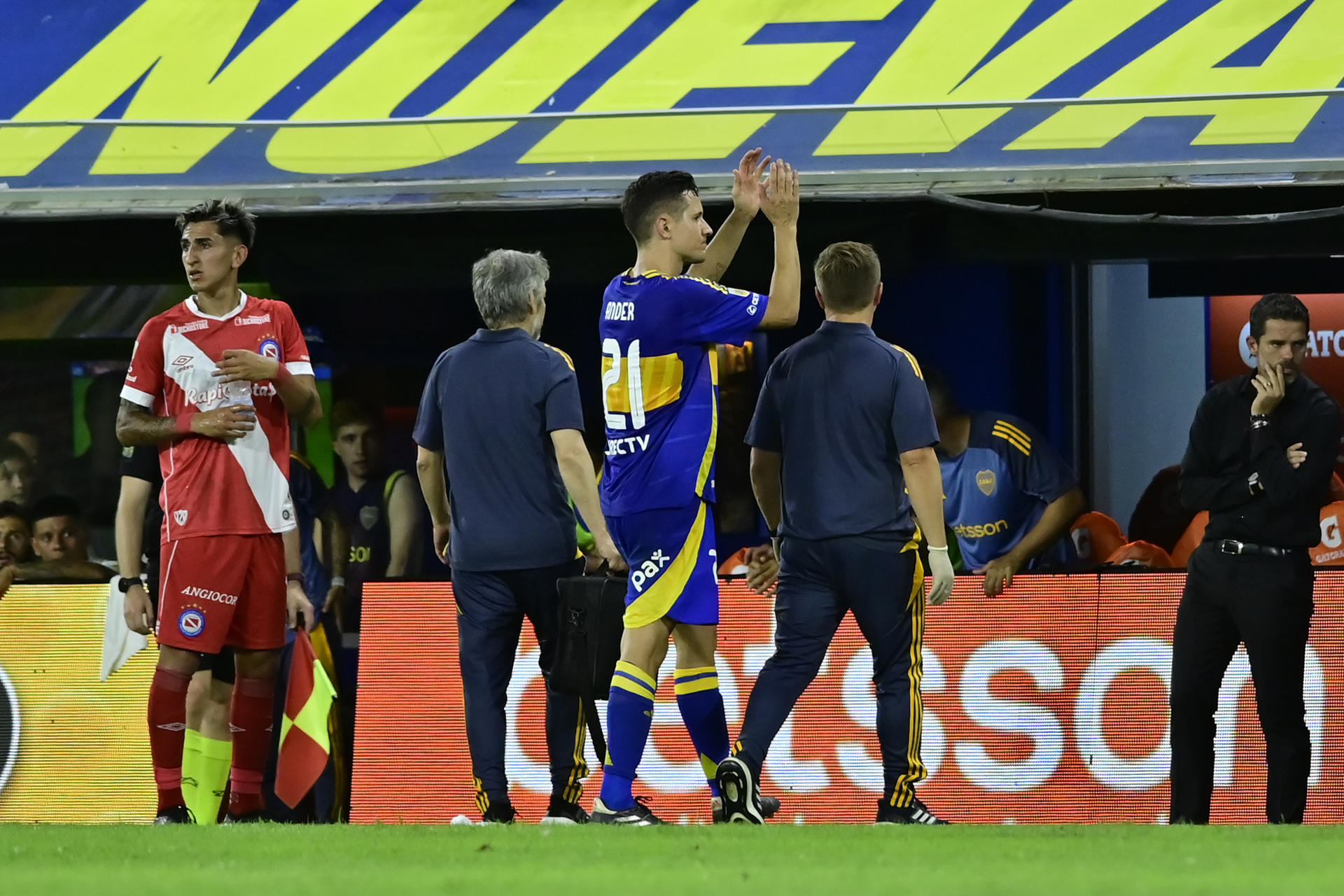 El español Ander Herrera (c) jugó este domngo su primera partido con Boca Juniors en el estadio la Bombonera, pero debió abandonar a los 65 minutos por una lesión. EFE/ Matías Martín Campaya
