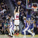 El base de los Golden State Warriors Stephen Curry lanza un triple frente al base de los Philadelphia 76ers, Ricky Council IV durante la segunda mitad del partido disputado en San Francisco. EFE/EPA/JOHN G. MABANGLO SHUTTERSTOCK OUT