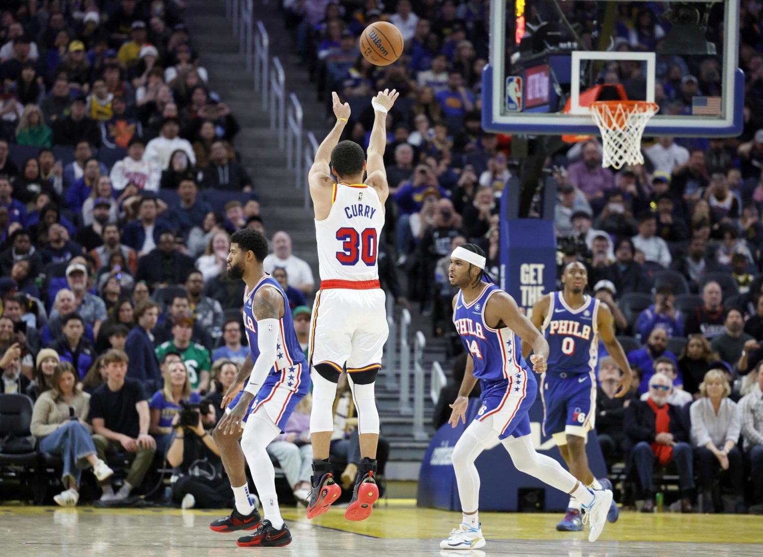 El base de los Golden State Warriors Stephen Curry lanza un triple frente al base de los Philadelphia 76ers, Ricky Council IV durante la segunda mitad del partido disputado en San Francisco. EFE/EPA/JOHN G. MABANGLO SHUTTERSTOCK OUT