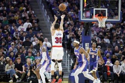 El base de los Golden State Warriors Stephen Curry lanza un triple frente al base de los Philadelphia 76ers, Ricky Council IV durante la segunda mitad del partido disputado en San Francisco. EFE/EPA/JOHN G. MABANGLO SHUTTERSTOCK OUT