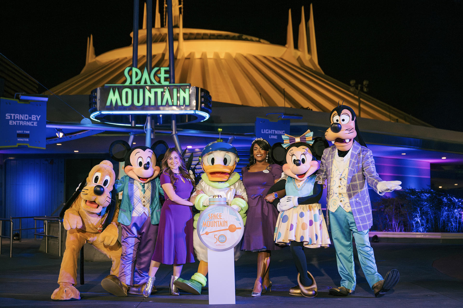 Fotografía sin fecha cedida por Disney de Mickey Mouse y su pandilla, junto con el astronauta Donald Duck, y las embajadoras de Walt Disney World Shannon Smith-Conrad y Serena Arvizu, mientras celebran los 50 años de lanzamiento de la atracción Space Mountain de Tomorrowland en el parque Magic Kingdom ubicado en Lake Buena Vista, Florida (EE.UU.). EFE/Olga Thompson/Disney /SOLO USO EDITORIAL/SOLO DISPONIBLE PARA ILUSTRAR LA NOTICIA QUE ACOMPAÑA (CRÉDITO OBLIGATORIO)
