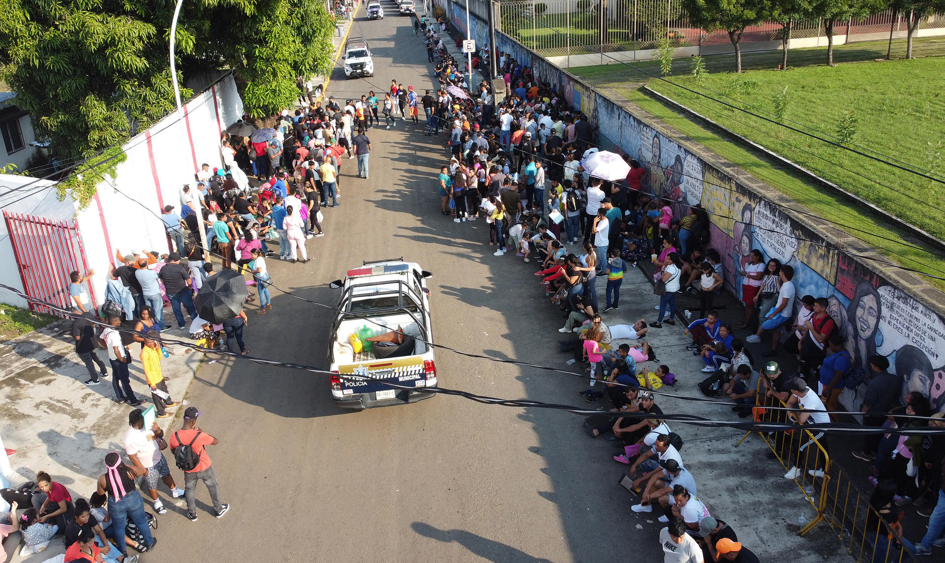 Migrantes hacen fila en una estación migratoria este viernes, en el municipio de Tapachula en el estado de Chiapas (México). EFE/ Juan Manuel Blanco
