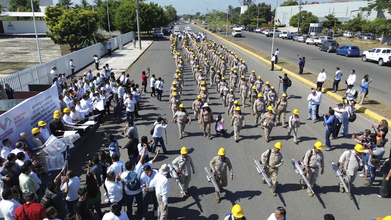 Trabajadores de la Secretaría Salud del estado desfilan durante un acto protocolario este jueves en el municipio de Tapachula, en Chiapas (México). EFE/ Juan Manuel Blanco