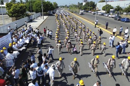 Trabajadores de la Secretaría Salud del estado desfilan durante un acto protocolario este jueves en el municipio de Tapachula, en Chiapas (México). EFE/ Juan Manuel Blanco