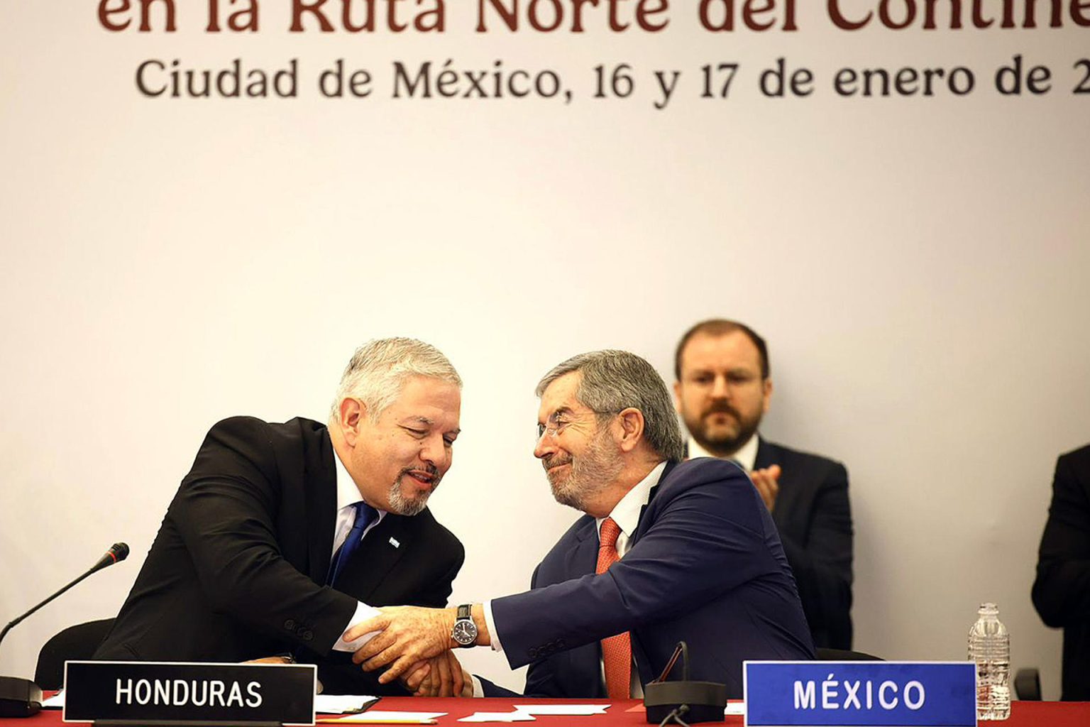 Fotografía cedida por la Secretaría de Relaciones Exteriores, del canciller mexicano Juan Ramón de la Fuente (d) saludando al secretario de Relaciones Exteriores de Honduras, Eduardo Enrique Reina (i) durante una reunión de trabajo, el viernes en la Ciudad de México (México). EFE/ Secretaría de Relaciones Exteriores /SOLO USO EDITORIAL/SOLO DISPONIBLE PARA ILUSTRAR LA NOTICIA QUE ACOMPAÑA (CRÉDITO OBLIGATORIO)