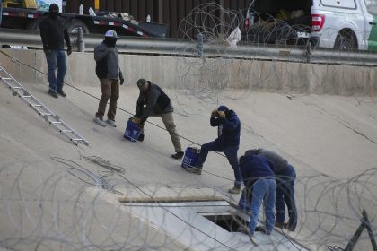 Autoridades estadounidenses clausuran este jueves, el túnel clandestino que fue descubierto el pasado 10 de enero a orillas del río Bravo, en Ciudad Juárez, Chihuahua (México). EFE/ Luis Torres