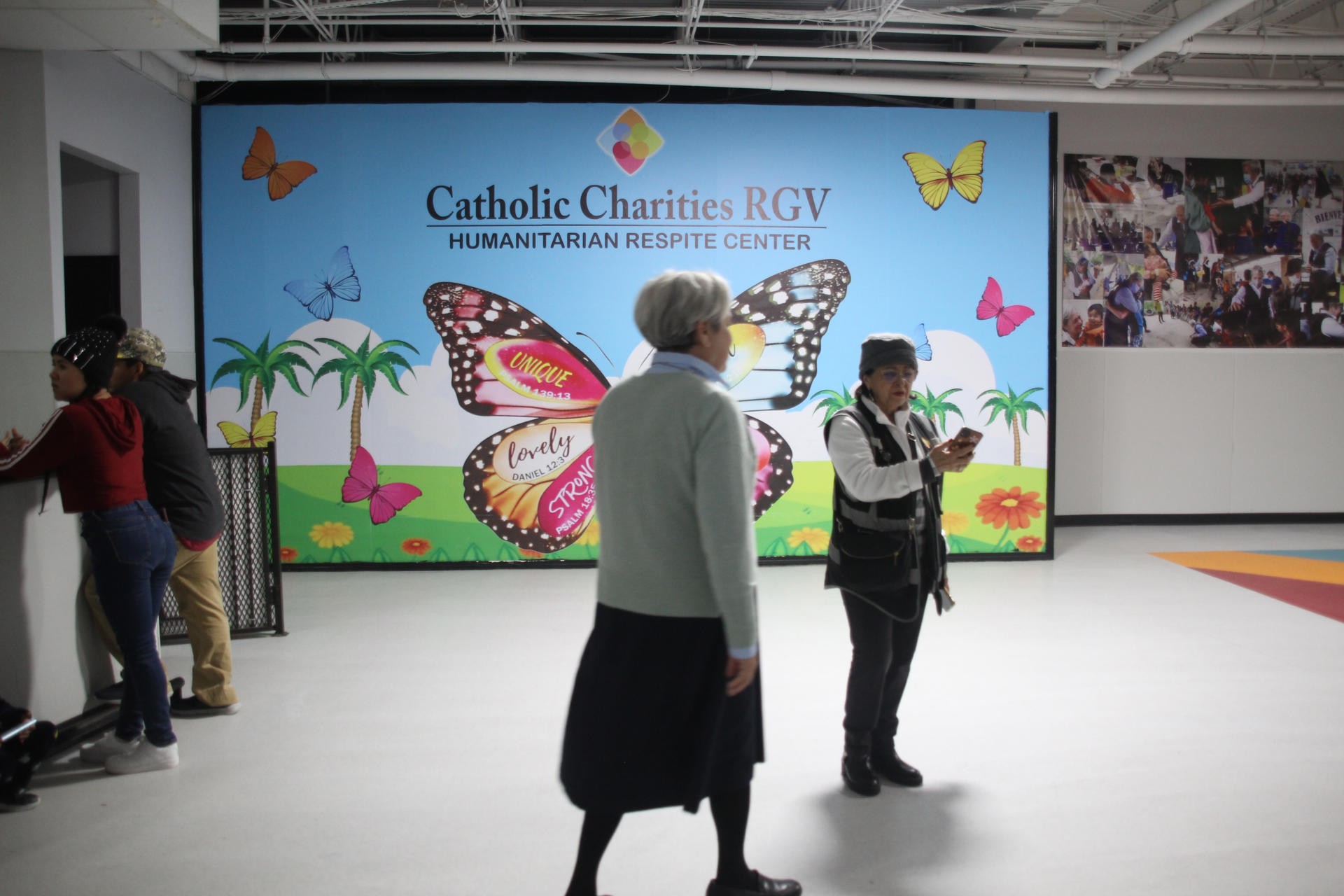 Fotografía del 9 de enero de 2025 de Norma Pimentel, religiosa de las Misioneras de Jesús y directora del albergue Caridades Católicas, durante un recorrido por el albergue en McAllen, Texas (EE.UU.). EFE/ James Rodríguez
