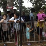 Fotografía de archivo del 26 de septiembre de 2024 de migrantes haciendo fila en la Estación Temporal de Recepción Migratoria (ETRM) en Lajas Blancas, Darién (Panamá). EFE/Bienvenido Velasco