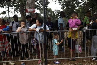 Fotografía de archivo del 26 de septiembre de 2024 de migrantes haciendo fila en la Estación Temporal de Recepción Migratoria (ETRM) en Lajas Blancas, Darién (Panamá). EFE/Bienvenido Velasco