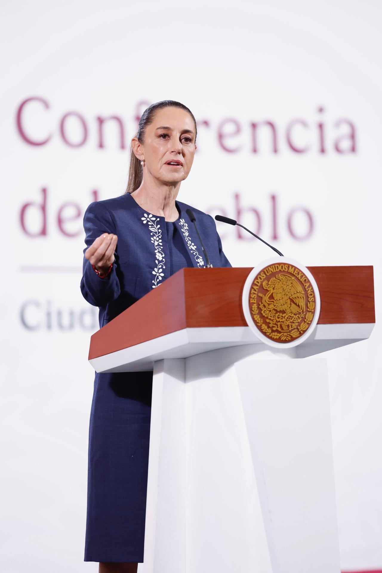 La presidenta de México, Claudia Sheinbaum, participa este viernes durante una rueda de prensa matutina en Palacio Nacional en la Ciudad de México (México). EFE/ Sáshenka Gutiérrez
