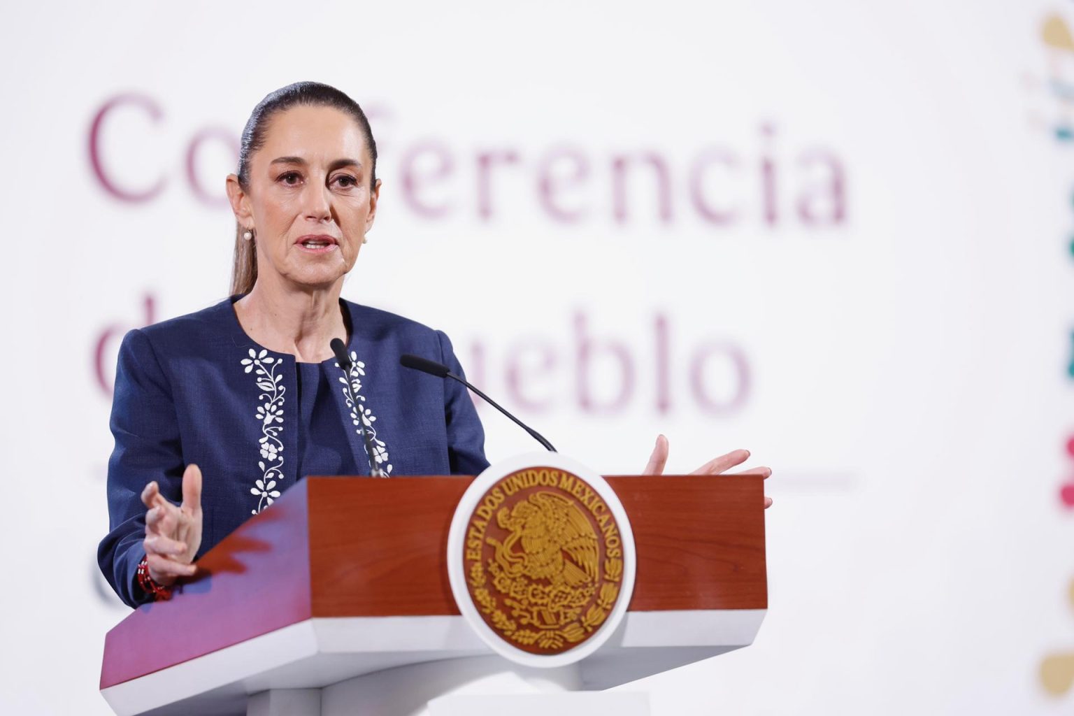 La presidenta de México, Claudia Sheinbaum, participa este viernes durante una rueda de prensa matutina en Palacio Nacional en la Ciudad de México (México). EFE/ Sáshenka Gutiérrez