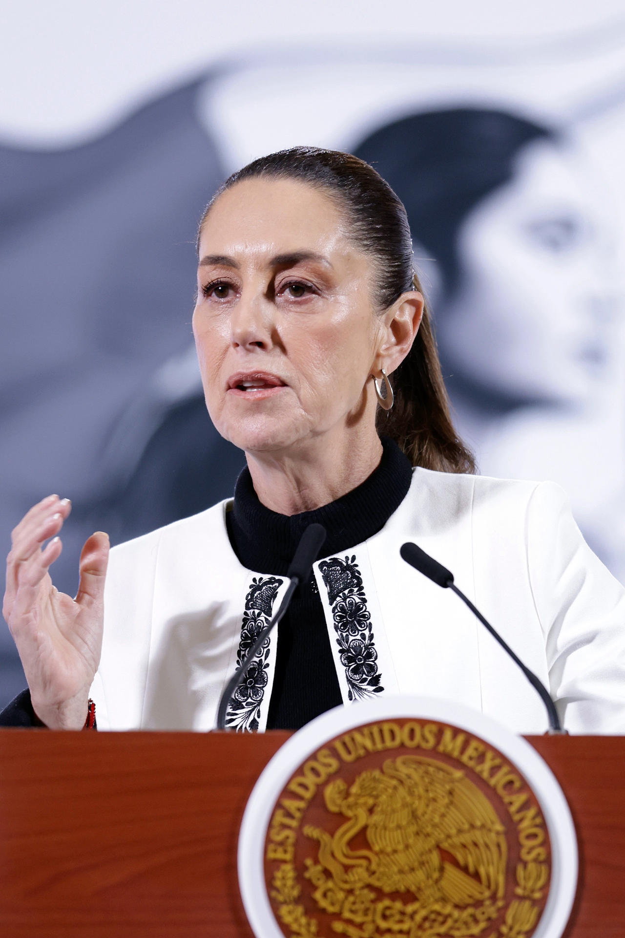 La presidenta de México, Claudia Sheinbaum, habla durante una rueda de prensa este jueves, en el Palacio Nacional en la Ciudad de México (México). EFE/ Sáshenka Gutiérrez
