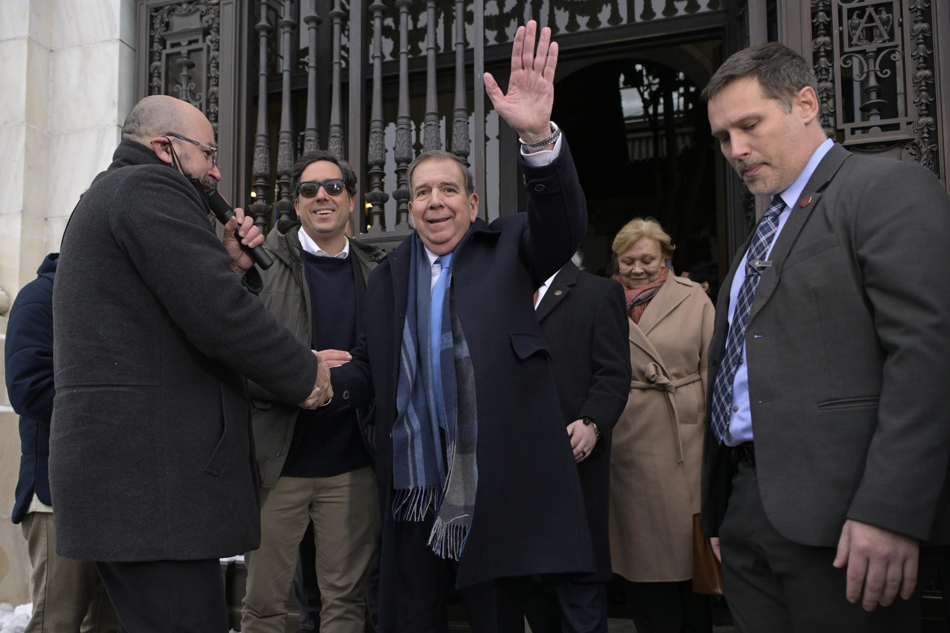 El líder opositor venezolano Edmundo González Urrutia (c) saluda a simpatizantes luego de una reunión privada con el secretario de la OEA Luis Almagro este lunes, en el edificio principal de la organización en Washington DC (EE.UU.). EFE/ Lenin Nolly
