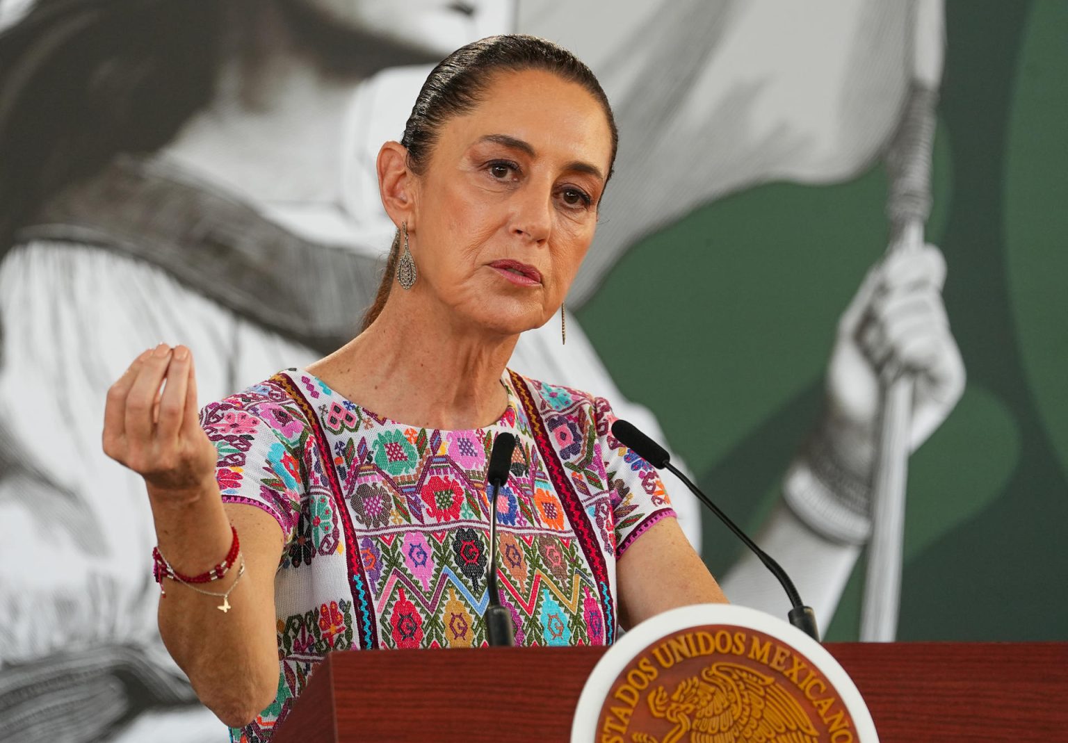 La presidenta de México, Claudia Sheinbaum, habla durante su rueda de prensa diaria este viernes, en Acapulco, estado de Guerrero (México). EFE/ David Guzmán.