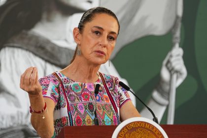 La presidenta de México, Claudia Sheinbaum, habla durante su rueda de prensa diaria este viernes, en Acapulco, estado de Guerrero (México). EFE/ David Guzmán.