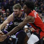 El ala-pívot de los Sacramento Kings, Domantas Sabonis (i), lucha por el balón con el ala-pívot de los Houston Rockets, Amen Thompson (d), este jueves en Sacramento (California) EFE/EPA/JOHN G. MABANGLO