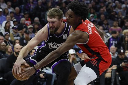 El ala-pívot de los Sacramento Kings, Domantas Sabonis (i), lucha por el balón con el ala-pívot de los Houston Rockets, Amen Thompson (d), este jueves en Sacramento (California) EFE/EPA/JOHN G. MABANGLO