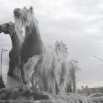 El Monumento "Los Indomables" amaneció congelado debido a gélido clima invernal, este miércoles en Ciudad Juárez (México). EFE/ Luis Torres