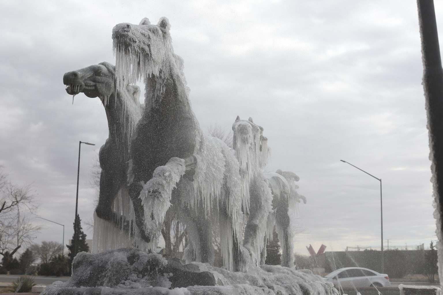 El Monumento "Los Indomables" amaneció congelado debido a gélido clima invernal, este miércoles en Ciudad Juárez (México). EFE/ Luis Torres