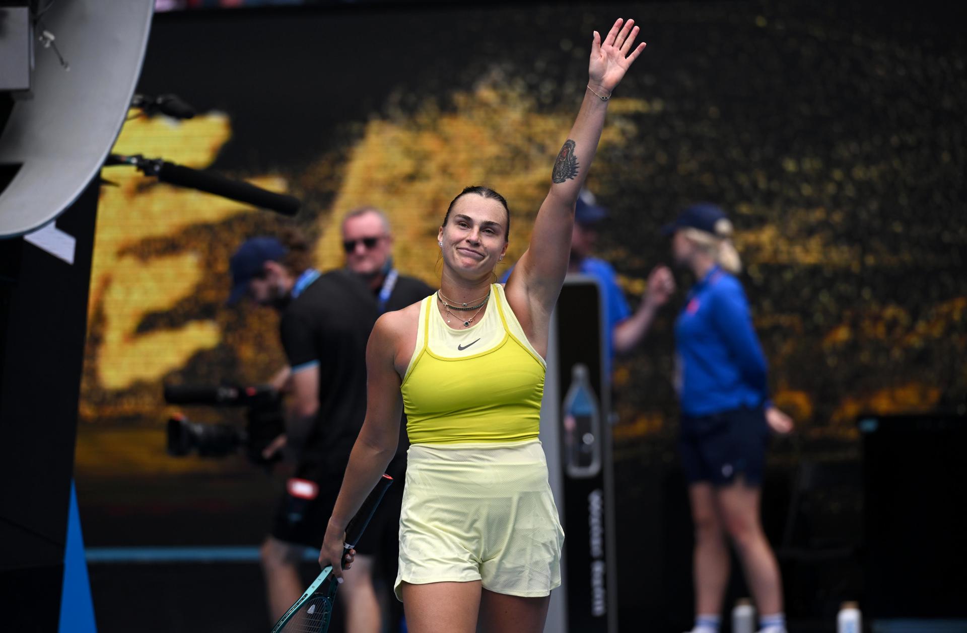 La bielorrusa Aryna Sabalenka, número uno del mundo y actual campeona del Abierto de Australia, derrotó este miércoles por 6-3 y 7-5 a la española Jessica Bouzas y avanzó a la tercera ronda del Abierto de Australia. EFE/EPA/JAMES ROSS
