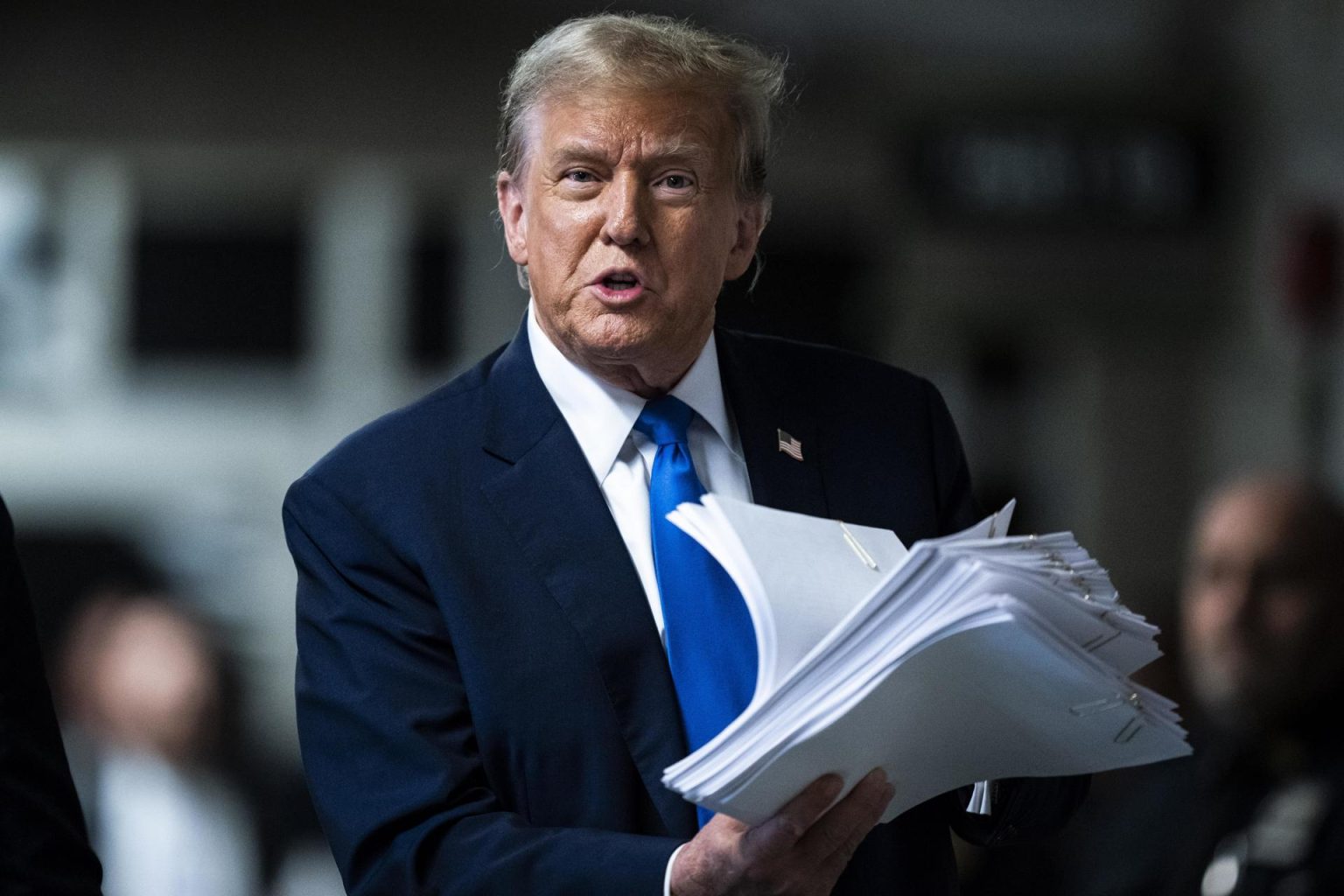 Fotografía de archivo del 18 de abril 2024 del expresidente de los Estados Unidos Donald Trump con documentos a su salida de una audiencia en una corte de Manhattan en Nueva York (EE.UU.). EFE/EPA/JABIN BOTSFORD / POOL