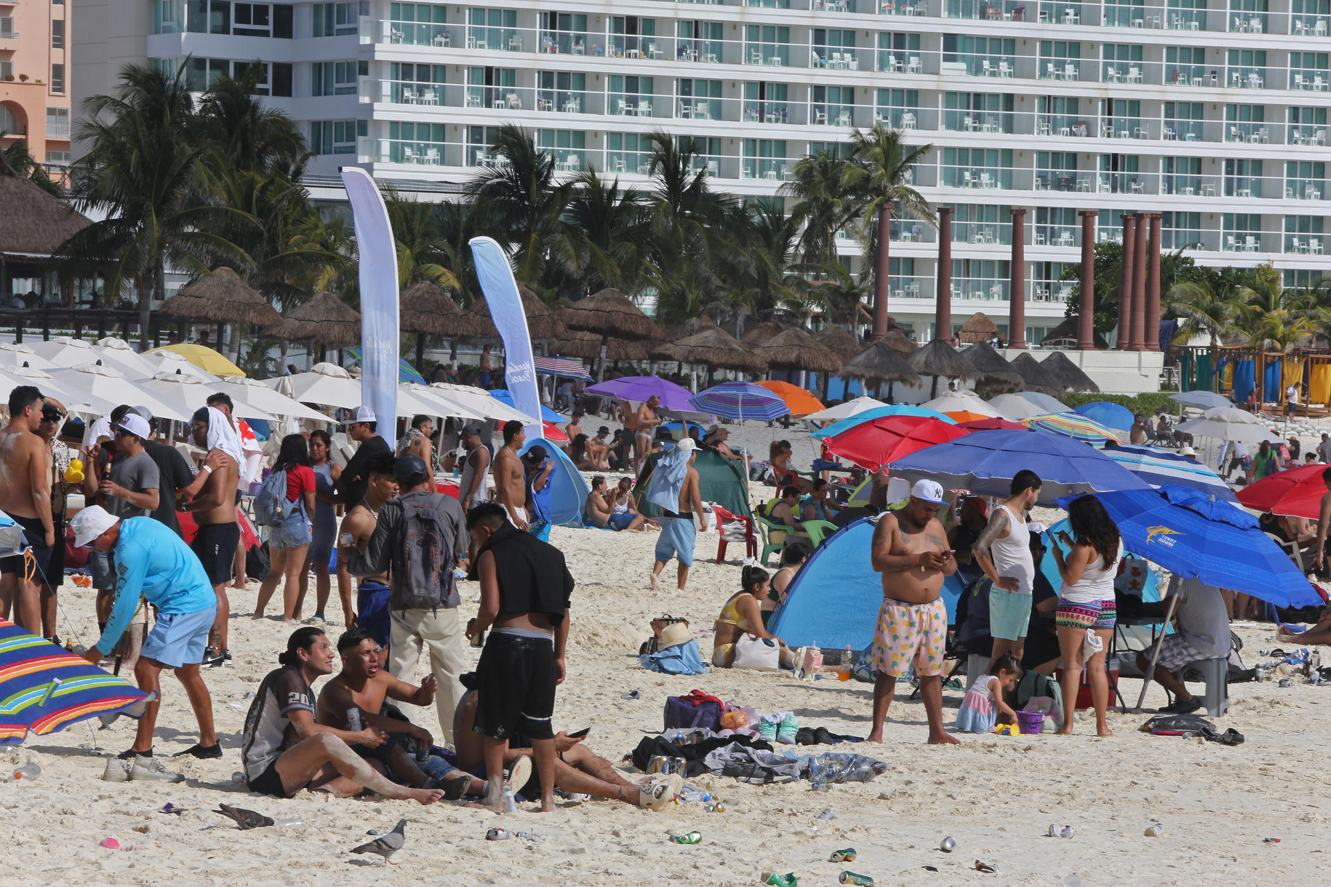 Turistas disfrutan de las playas del balneario de Cancún este miércoles, en Quintana Roo (México). EFE/ Alonso Cupul
