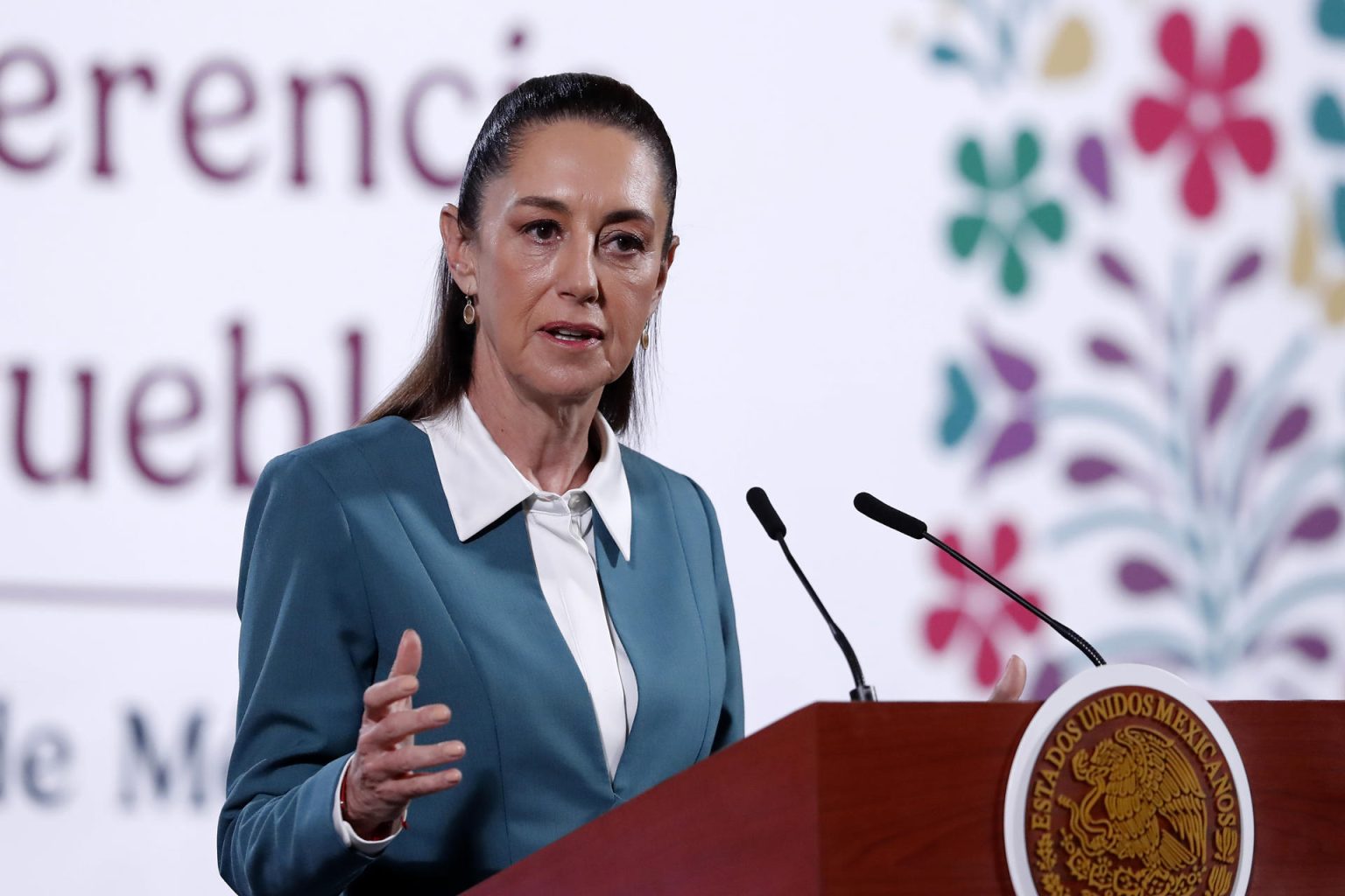 La presidenta de México, Claudia Sheinbaum, participa este lunes durante una rueda de prensa en Palacio Nacional de la Ciudad de México (México). EFE/ Mario Guzmán