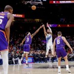 El base de los Atlanta Hawks, Trae Young (2d), lanza este miércoles por tres puntos a pesar de la marca en bloque de Kevin Durant (i), Bradley Beal (2-I) y Grayson Allen (D) de los Phoenix Suns durante el juego celebrado en Atlanta (Georgia). EFE/EPA/ERIK S. LESSER