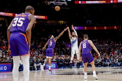 El base de los Atlanta Hawks, Trae Young (2d), lanza este miércoles por tres puntos a pesar de la marca en bloque de Kevin Durant (i), Bradley Beal (2-I) y Grayson Allen (D) de los Phoenix Suns durante el juego celebrado en Atlanta (Georgia). EFE/EPA/ERIK S. LESSER