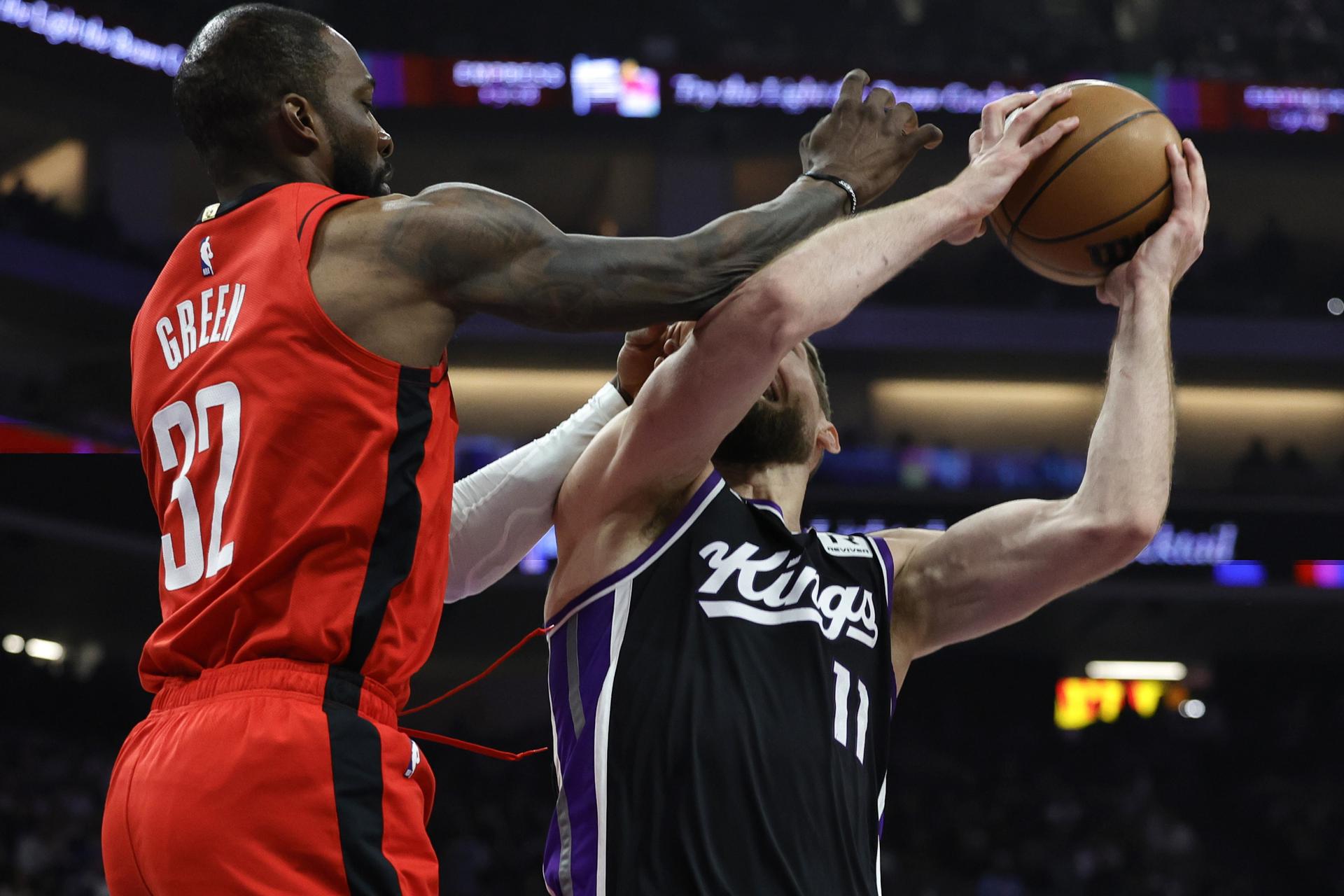 El ala-pívot de los Sacramento Kings, Domantas Sabonis (d), recibe una falta del ala-pívot de los Houston Rockets, Jeff Green (i) este jueves durante el juego que ganaron los primeros por 132-127 en Sacramento (California) EFE/EPA/JOHN G. MABANGLO
