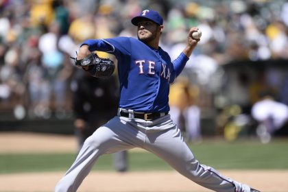 Fotografía de archivo en la que se registró al lanzador venezolano Martín Pérez, al actuar para los Rangers de Texas, durante un partido de la MLB, en Oakland (California, EE.UU.). EFE/John G. Mabanglo