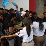 Migrantes hacen fila para tramitar papeles migratorios este viernes, en el municipio de Tapachula en Chiapas (México). EFE/ Juan Manuel Blanco