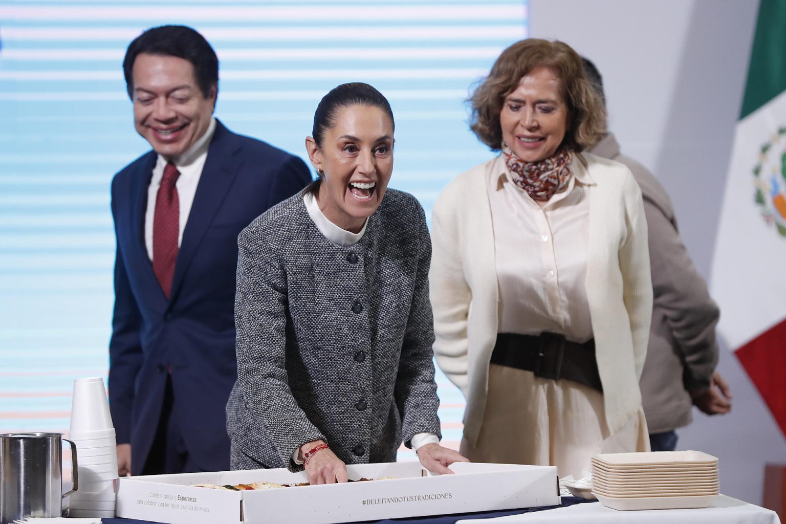 La presidenta de México, Claudia Sheinbaum, parte una Rosca de Reyes durante una rueda de prensa este lunes, en el Palacio Nacional de la Ciudad de México (México). EFE/ Mario Guzmán