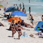 Visitantes disfrutan de la playa en Cancún, Quintana Roo (México). EFE/ Alonso Cupul