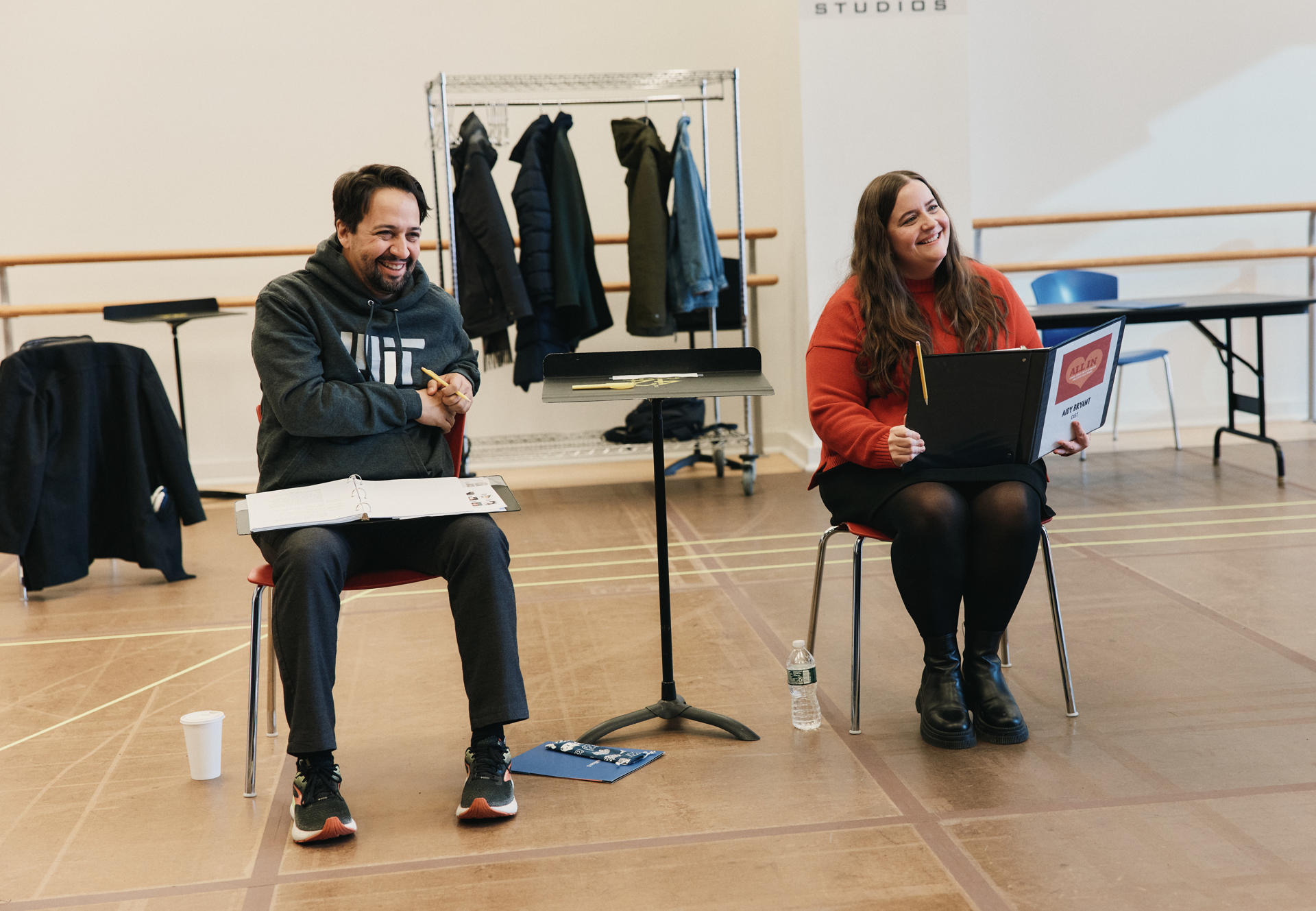 Fotografía cedida por Emilio Madrid donde aparecen Lin-Manuel Miranda y Aidy Bryan, durante un ensayo de la puesta teatral 'All-In: Comedy About Love'. EFE/ Emilio Madrid /SOLO USO EDITORIAL NO VENTAS /SOLO DISPONIBLE PARA ILUSTRAR LA NOTICIA QUE ACOMPAÑA (CRÉDITO OBLIGATORIO)
