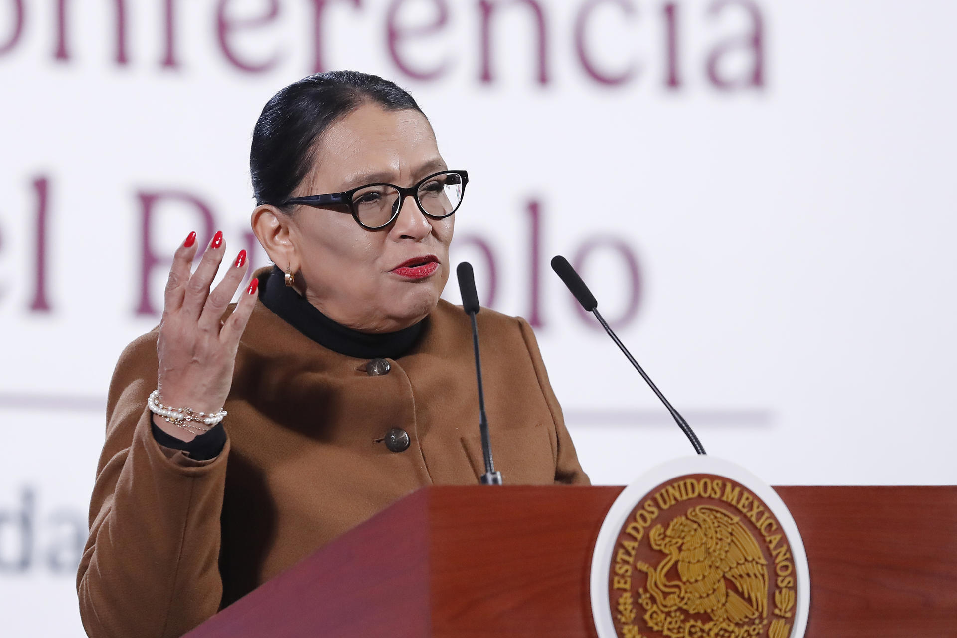 La secretaria de Gobernación, Rosa Icela Rodríguez, habla durante una rueda de prensa este jueves, en Palacio Nacional de la Ciudad de México (México). EFE/ Mario Guzmán
