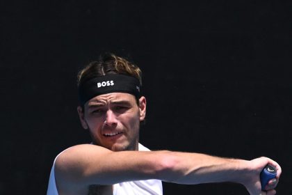 El estadounidense Taylor Fritz, cuarto favorito del Abierto de Australia, ratificó este martes en Melbourne que es uno de los tenistas en ascenso del circuito al derrotar a su compatriota Jenson Brooksby y sellar su paso a la segunda ronda. EFE/EPA/JOEL CARRETT