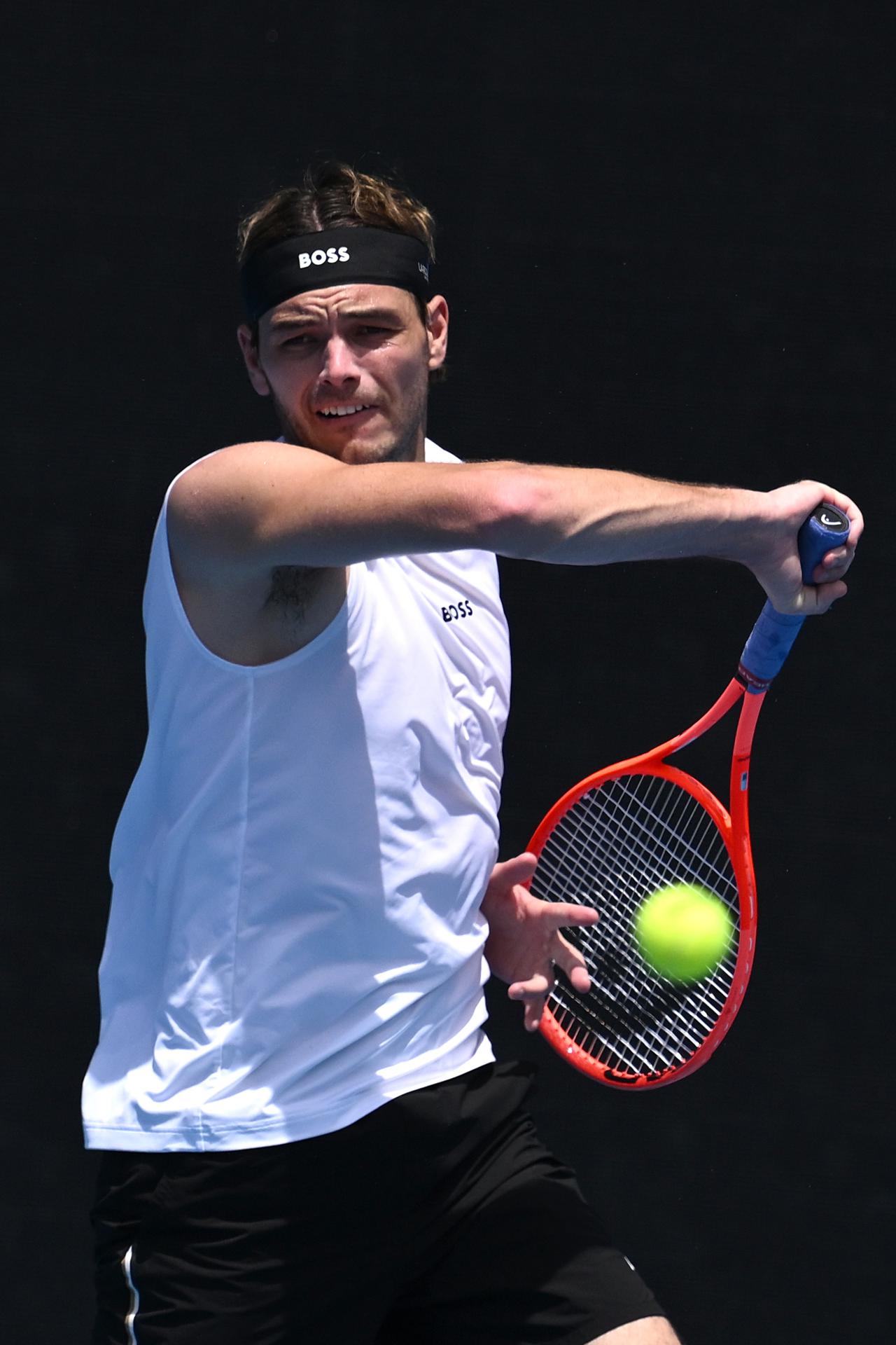 El estadounidense Taylor Fritz, cuarto favorito del Abierto de Australia, ratificó este martes en Melbourne que es uno de los tenistas en ascenso del circuito al derrotar a su compatriota Jenson Brooksby y sellar su paso a la segunda ronda. EFE/EPA/JOEL CARRETT