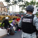 Un integrante de la Guardia Nacional (GN) camina en un parque este jueves, en el municipio de Tapachula, en Chiapas (México). EFE/ Juan Manuel Blanco