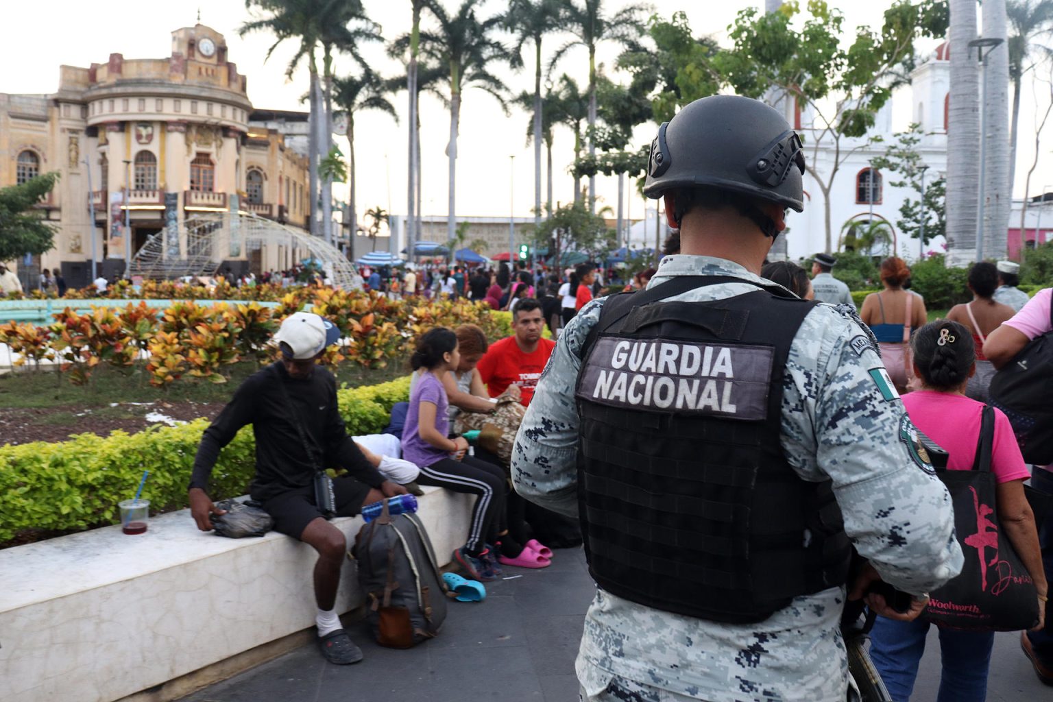 Un integrante de la Guardia Nacional (GN) camina en un parque este jueves, en el municipio de Tapachula, en Chiapas (México). EFE/ Juan Manuel Blanco