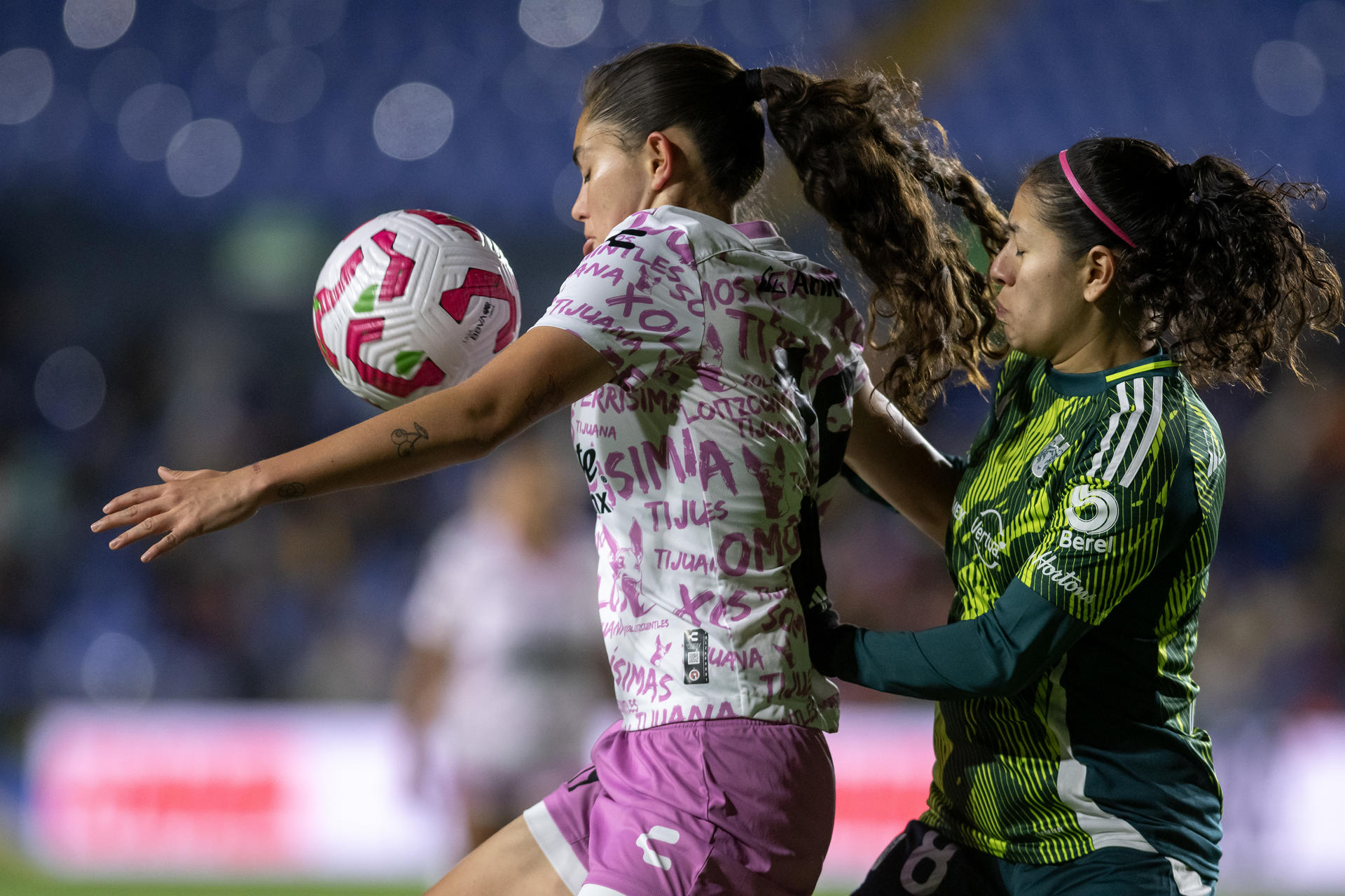 Alexia Delgado (d) de Tigres disputa el balón con Mariana Munguia de Tijuana, este lunes durante un partido de la primera jornada del Torneo Clausura femenino de México jugado en el Estadio Universitario de Monterrey. EFE/ Miguel Sierra
