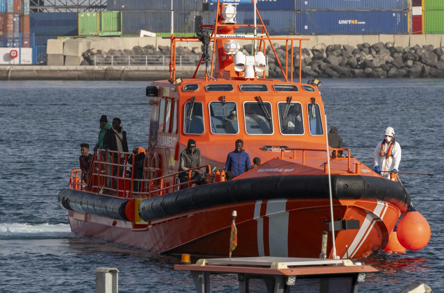 Imagen de archivo de una embarcación de la Guardia Costera que se dirige hacia una embarcación a la deriva. EFE/ Adriel Perdomo