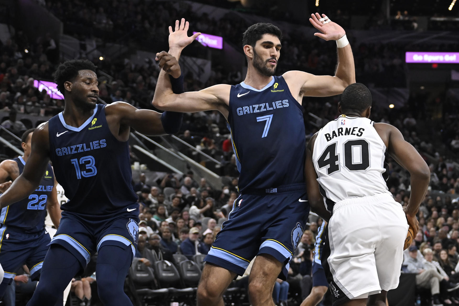 Los jugadores de Memphis Grizzlies Jaren Jackson Jr. (i) y el español Santi Aldama (c), en gran nivel, levantan un muro frente a Harrison Barnes de los San Antonio Spurs este viernes en el estadio Centro Frost Bank en San Antonio (Texas), que los locales perdieron por 112-140. EFE/ D. William Abate
